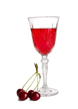 Beyaz arka planda bir bardak vişne şarabı.
