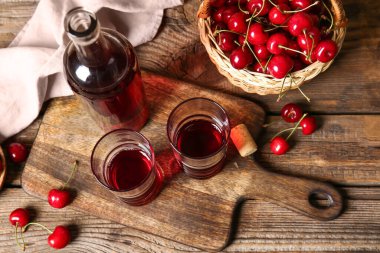 Ahşap zemin üzerinde kiraz şarabı olan kompozisyon