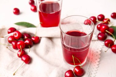 Hafif arka planda bir bardak vişne şarabı.