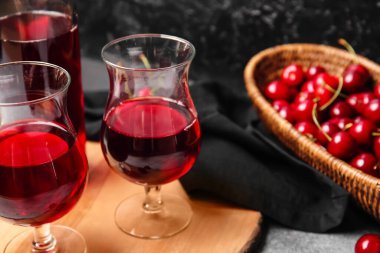 Masada bir bardak tatlı kiraz şarabı, yakın plan.