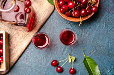 Renkli arkaplanda vişne şarabı bardaklarıyla kompozisyon