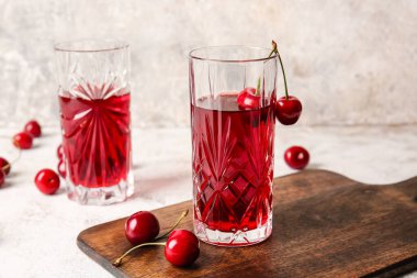 Hafif arka planda bir bardak vişne şarabı.