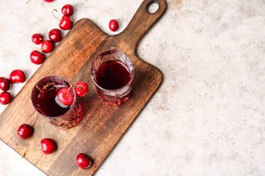 Hafif arka planda bir bardak vişne şarabı.