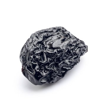 Beyaz arkaplanda lezzetli kuru erik