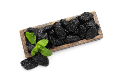 Beyaz arka planda lezzetli kuru erikli tahta