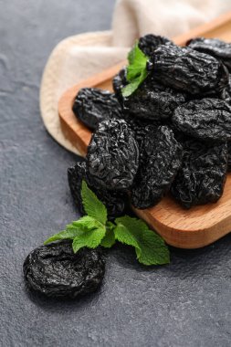 Koyu arkaplanda lezzetli kuru erikli tahta, yakın plan