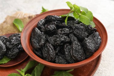 Hafif arka planda lezzetli kuru erikli kase, yakın plan.