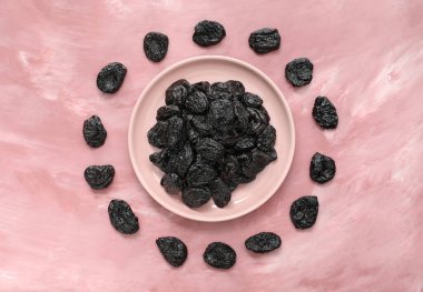 Renk arkaplanında lezzetli kuru erikli kompozisyon