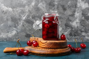 Masada kiraz reçelli kavanoz.