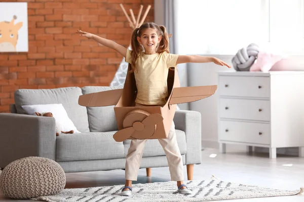 Kleines Mädchen Spielt Hause Mit Pappflugzeug — Stockfoto