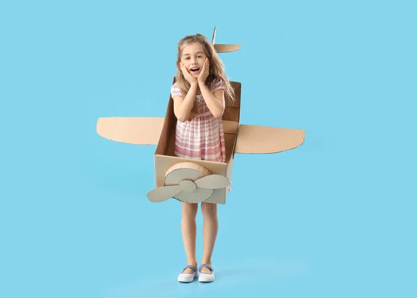 Petite Fille Surprise Avec Avion Carton Sur Fond Couleur — Photo