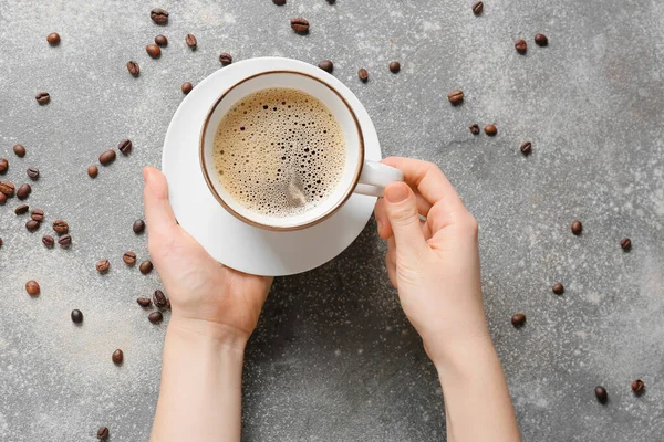 Frau Mit Tasse Kaffee Und Bohnen Auf Grunge Hintergrund — Stockfoto