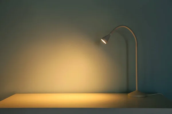 Glowing Lamp Table Dark Room — Stock Photo, Image