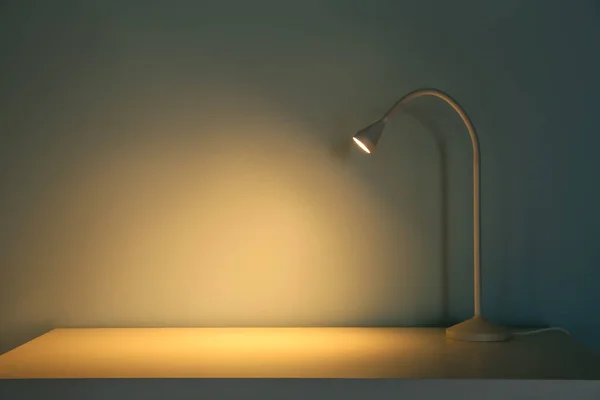 Lampe Lumineuse Sur Table Dans Pièce Sombre — Photo