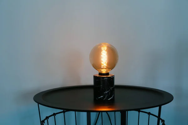 Świecąca Lampa Stole Ciemnym Pomieszczeniu — Zdjęcie stockowe