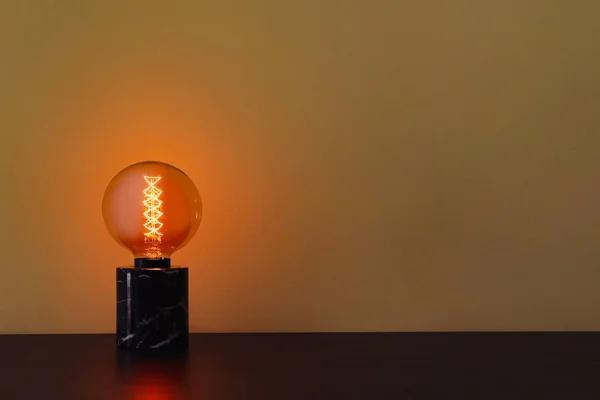 Świecąca Lampa Stole Ciemnym Pomieszczeniu — Zdjęcie stockowe