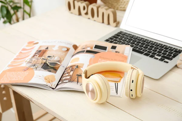 Modern Headphones Magazine Laptop Table — Stock Photo, Image