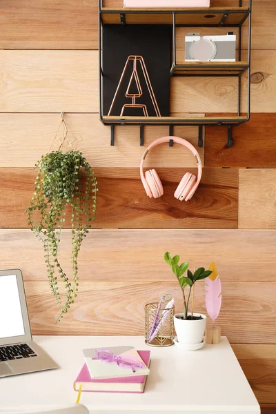 Estante Con Auriculares Colgados Pared Madera —  Fotos de Stock