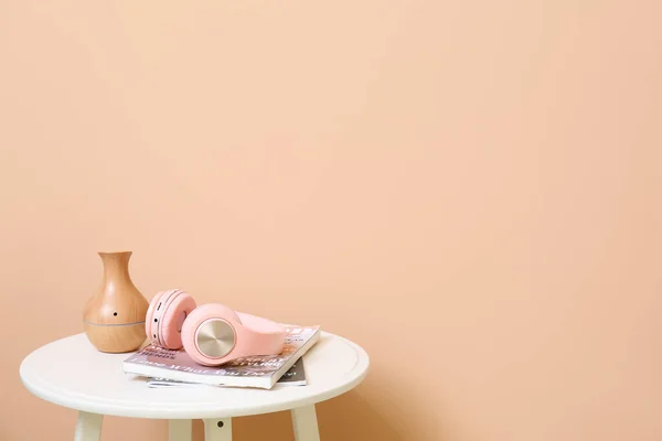 Koptelefoon Met Tijdschriften Decor Tafel Buurt Van Kleur Muur — Stockfoto