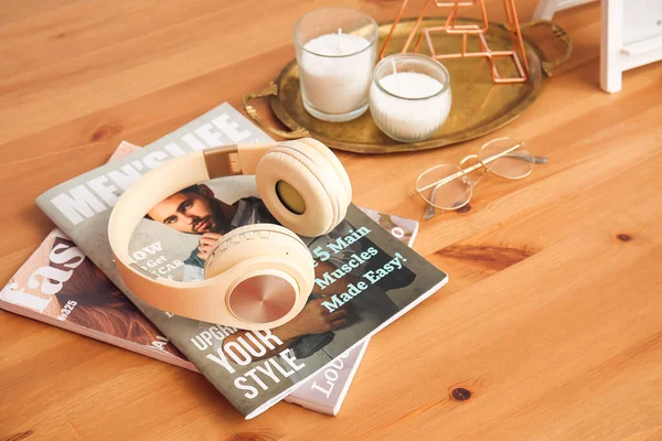 雑誌やテーブルの上の装飾付きのヘッドフォン — ストック写真