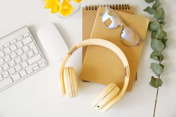 Casques Modernes Avec Cahiers Lunettes Sur Table — Photo