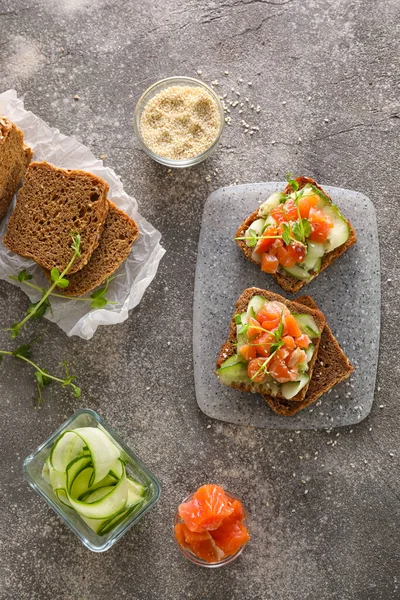 Lekkere Bruschettas Met Komkommer Zalm Grunge Achtergrond — Stockfoto