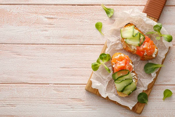 Lekkere Bruschette Met Kaas Zalm Komkommer Lichte Houten Ondergrond — Stockfoto