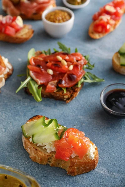 Verschillende Smakelijke Bruschettas Ingrediënten Kleur Achtergrond — Stockfoto