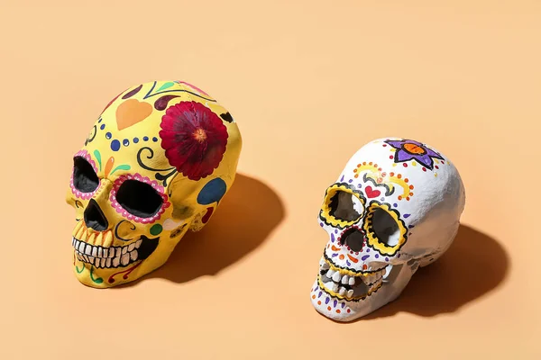 墨西哥死者纪念日 Dia Muertos 的彩绘骷髅 背景为彩色 — 图库照片