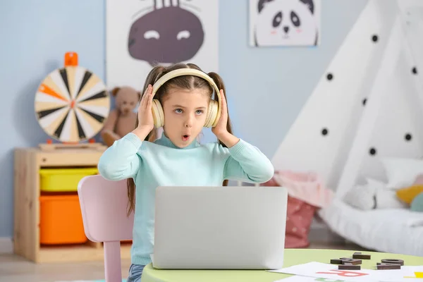 Menina Com Laptop Treinamento Pronunciar Letras Casa — Fotografia de Stock