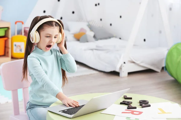 Menina Com Laptop Treinamento Pronunciar Letras Casa — Fotografia de Stock