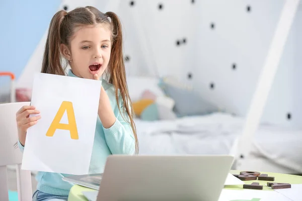 Menina Com Laptop Segurando Folha Papel Com Letra Casa — Fotografia de Stock