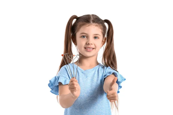 Niña Con Herramientas Logopédicas Mostrando Pulgar Hacia Arriba Sobre Fondo — Foto de Stock