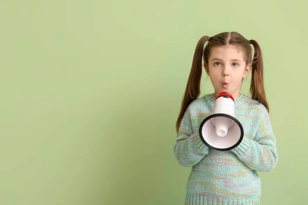 Kleines Mädchen Mit Megafon Training Spricht Buchstaben Auf Farbigem Hintergrund — Stockfoto
