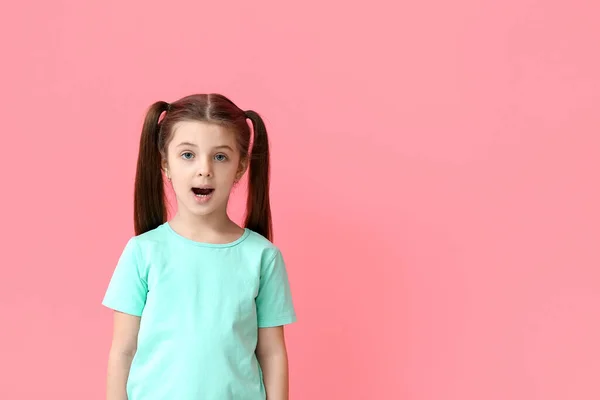 Treinamento Menina Pronunciar Letras Sobre Fundo Cor — Fotografia de Stock