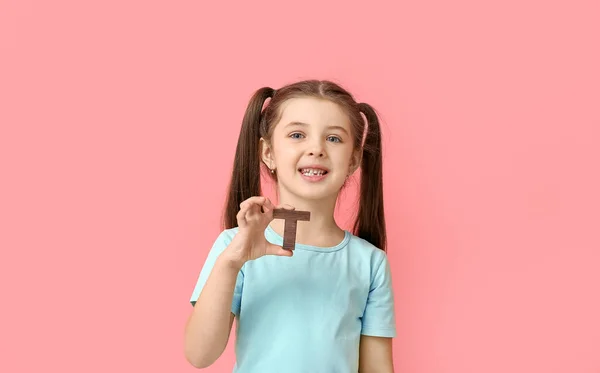 Menina Com Letra Fundo Cor — Fotografia de Stock