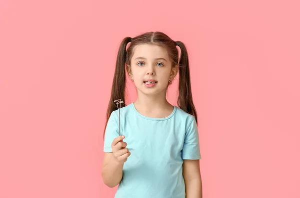 Mała Dziewczynka Logopedycznym Narzędziem Korekcji Mowy Tle Koloru — Zdjęcie stockowe