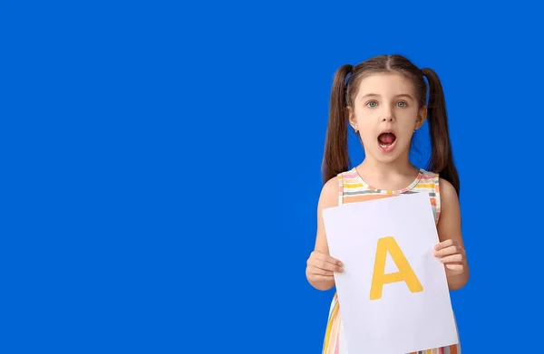 Niña Sosteniendo Hoja Papel Con Letra Sobre Fondo Color — Foto de Stock