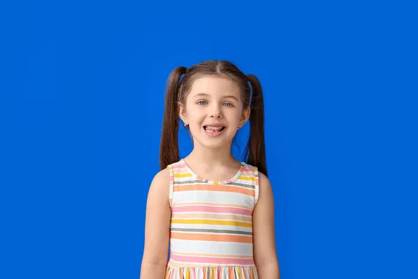 Mała Dziewczynka Szkolenia Wymawiać Litery Tle Koloru — Zdjęcie stockowe