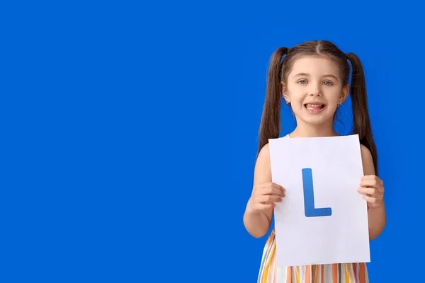 Mała Dziewczynka Trzyma Kartkę Literą Tle Koloru — Zdjęcie stockowe