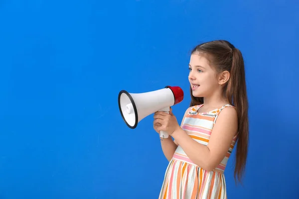 Маленькая Девочка Мегафоном Тренировки Произносить Буквы Цветном Фоне — стоковое фото