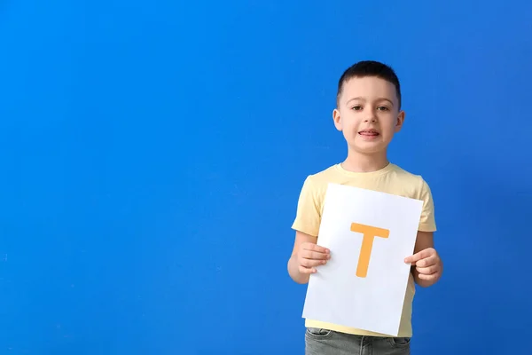 Niño Sosteniendo Hoja Papel Con Letra Sobre Fondo Color — Foto de Stock