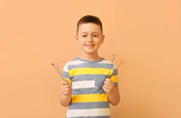 Ragazzino Con Strumenti Logopedici Correzione Del Linguaggio Sfondo Colori — Foto Stock