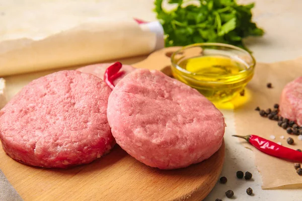 Tavola Legno Con Cotolette Crude Forcemeat Fresco Sul Tavolo Primo — Foto Stock