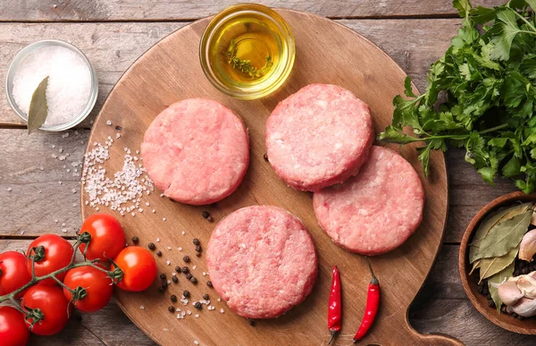 Composición Con Chuletas Crudas Hechas Picadillo Fresco Sobre Fondo Madera — Foto de Stock