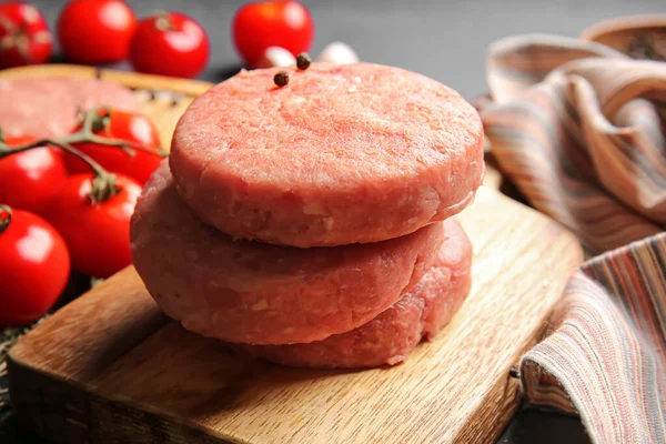 Wooden Board Raw Cutlets Made Fresh Forcemeat Dark Background Closeup — Stock Photo, Image
