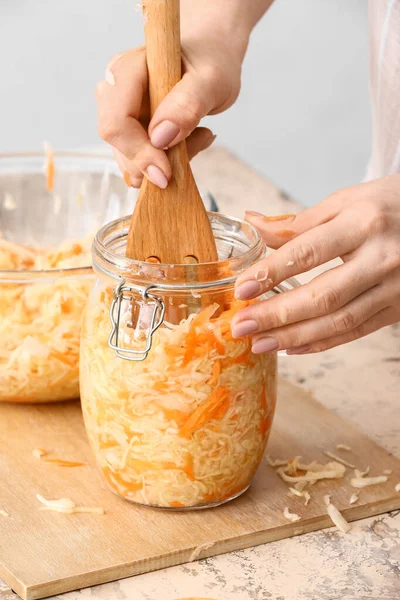 맛있는 사우어크 라우트 유리병에 — 스톡 사진