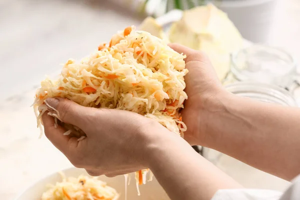 Frau Mit Leckerem Sauerkraut Küchentisch Nahaufnahme — Stockfoto