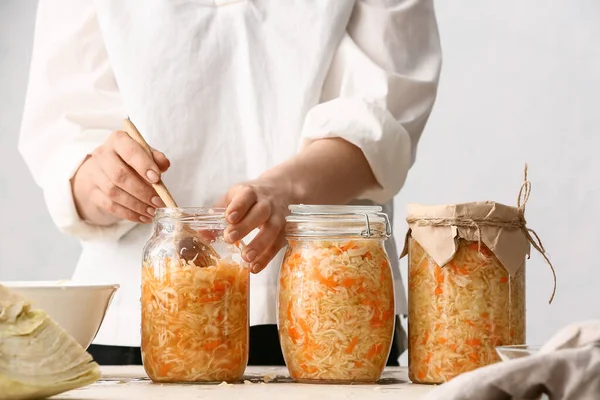 Mujer Tomando Chucrut Sabroso Frasco Vidrio Mesa Cocina Primer Plano —  Fotos de Stock