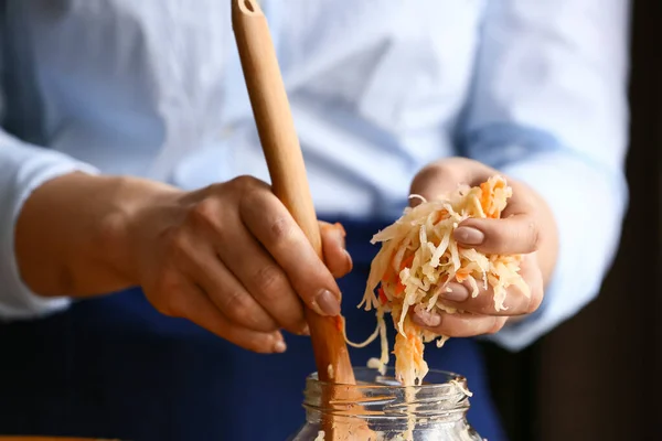 Kvinna Att Sätta God Surkål Glasburk Mörk Bakgrund Närbild — Stockfoto